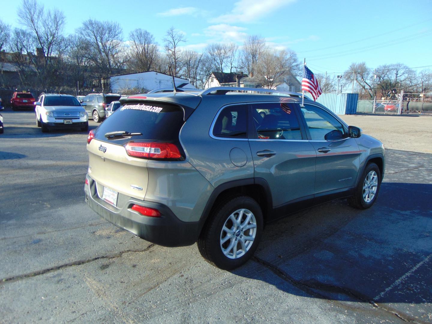 2016 Tan Jeep Cherokee (1C4PJMCB3GW) with an V6 3.2 Liter engine, Automatic, 9-Spd transmission, located at 2105 Dixie Hwy, Louisville, KY, 40210, (502) 772-3333, 38.220932, -85.795441 - Photo#14